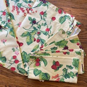 Williams Sonoma Berry Botanical Tablecloth and 4 Matching Napkins 60x90